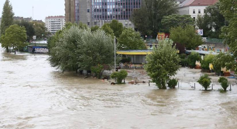 Megrázó látvány az elárasztott osztrák A2-es autópálya: videó készült róla