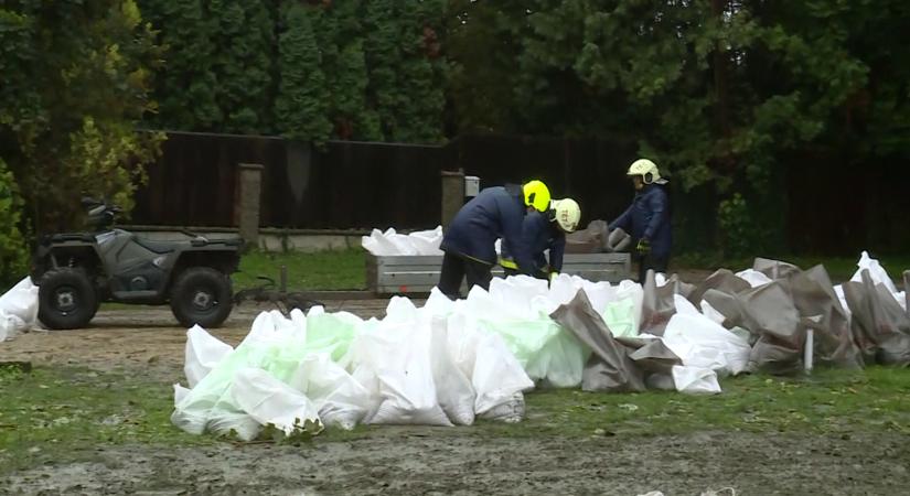 A Szigetközben a legintenzívebb védekezési munkálatokra van szükség  videó