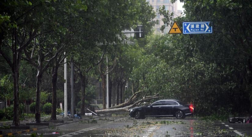 75 éve nem tapasztalt erősségű tájfun csapott le Sanghajra