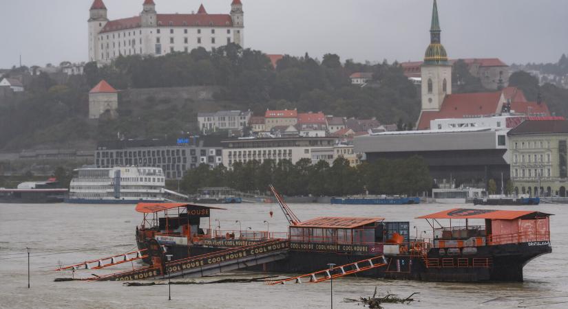 Pozsonyban várhatóan 950 centiméteren tetőzik a Duna