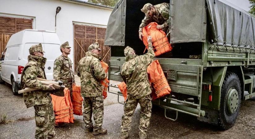 24 órán belül négyezer katonát mozgósítanak az árvízi védekezésben