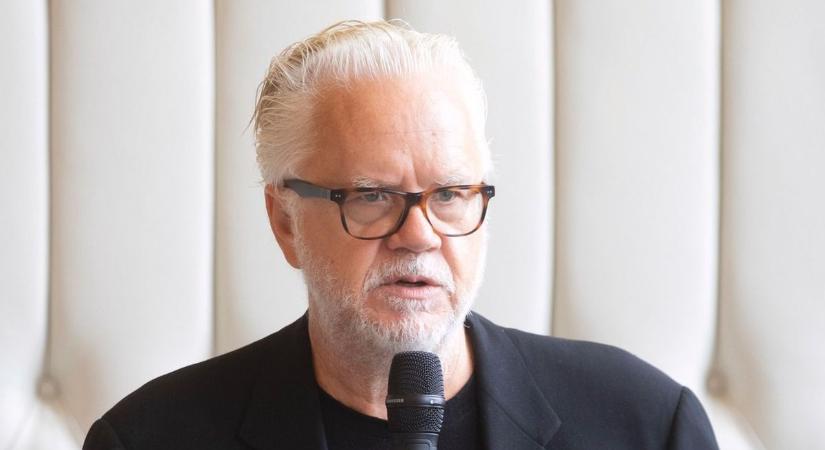 Tim Robbins Debrecenben: „Nagyszerű látni, hogy itt a színházba fektetnek be” – fotókkal