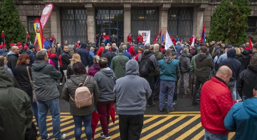 Reménytelenül és szomorúan meséltek az Dunai Vasmű dolgozói a hétfői tüntetésen arról, hogy szerintük mennyi esélye van az üzem újraindításának