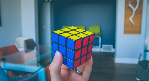 Újra a világ címlapjain a Rubik-kocka