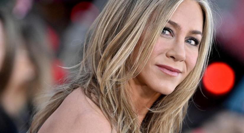 Így tündökölt Jennifer Aniston a vörös szőnyegen elképesztő ruhájában: az Emmy-gálán minden szem rá szegeződött (videó-fotók)