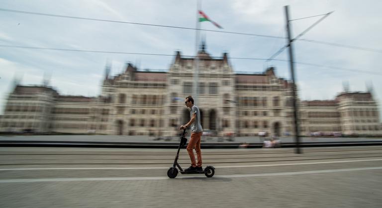 A villanyrolleresek több mint kétszer olyan gyakran voltak baleset okozói, mint károsultjai