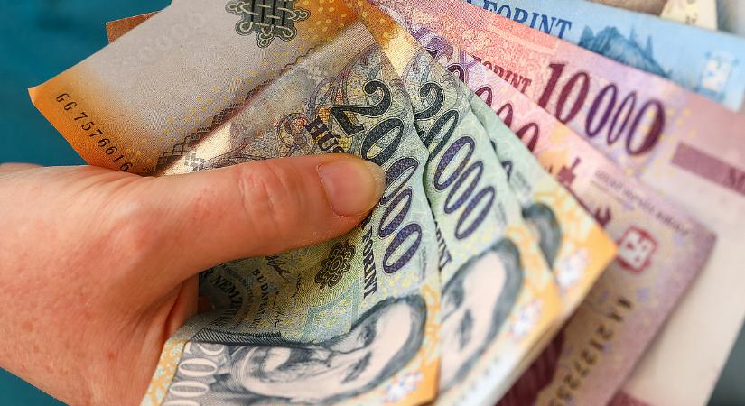 Nem süllyedt el a forint: messzebb kerültünk a 400 forintos rémálomtól