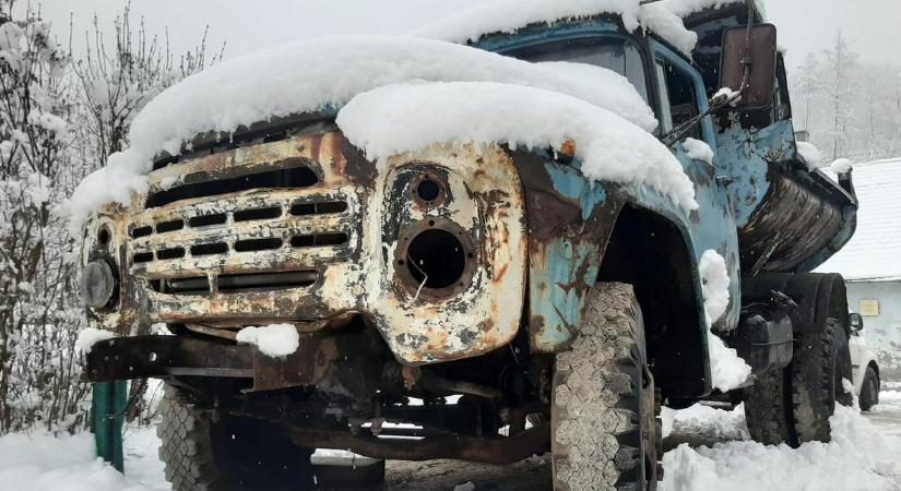 Újra dübörög a szovjet V8: gatyába rázta az 50 éves ZiL-t Zoltán