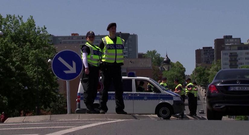 Rendőrautók és egyenruhás rendészek lepték el Németország határátkelőit  videó