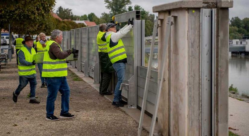 Váratlanul előrébb hozták Szentendrén a mobilgát építését, közben Pintér Sándor belügyminiszter a saját pénzéből pálinkát vett a gátakon dolgozóknak