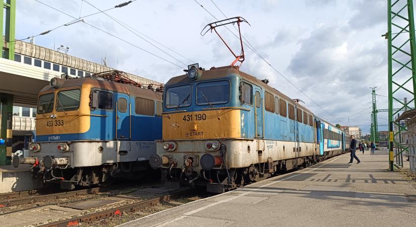 Lángra kapott egy InterCity mozdonya, több órás késéseket halmoztak fel a vonatok