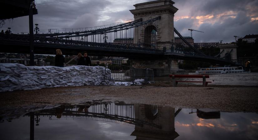 Budapest bezsákolva - feszültséggel teli fotók a Duna fővárosi szakaszáról