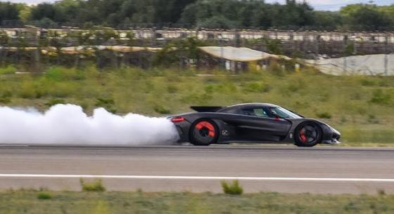 Majdnem elfüstölt egy rendezvényen a Koenigsegg 350 km/s tempóra képes hiperautója – videó