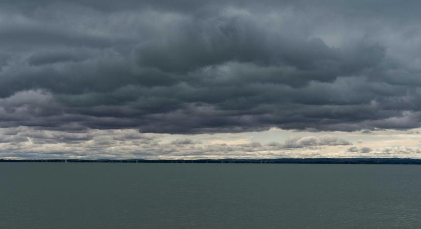 A Balatonnál tombolt a Boris ciklon, jelentősen elbillent a vízállás