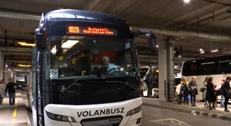 Videón a buszsofőr, aki telefonozva vezette utasokkal teli járművét