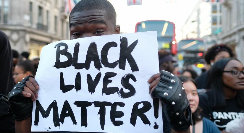 Az Egyesült Királyságban szankcionálni fogják a Black Lives Matter mozgalmat ellenző szurkolókat