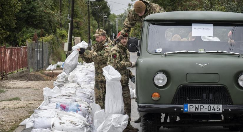 Szalay-Bobrovniczky Kristóf: Annyi katona megy a gátakra, amennyi csak kell