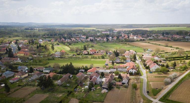 Felkavaró szerelmi ügy Zalában: lekötözte barátnőjét, majd a vonat elé vetette magát