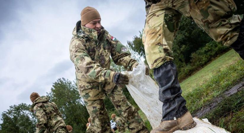 Már csaknem 1400 katona a gátakon