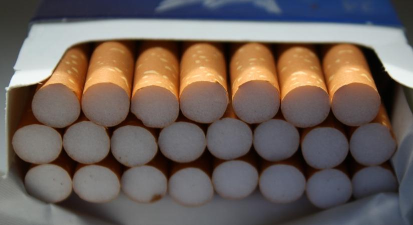 15 kilogrammnyi adózatlan dohányt és cigarettát találtak a pénzügyőrök egy bolgár kisbuszban