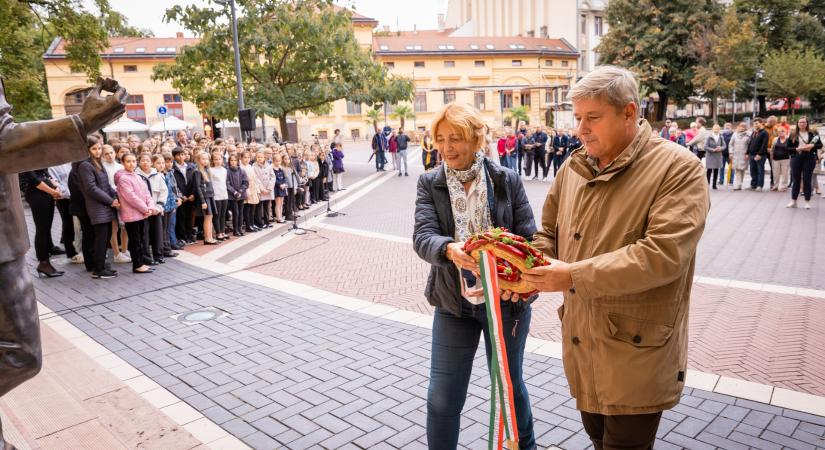 Paprikakoszorúval emlékeztek Szent-Györgyi Albertre a Szegedi Tudományegyetemen