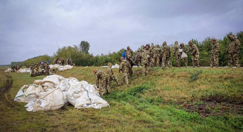 Szalay-Bobrovniczky Kristóf szerint annyi katona megy a gátakra, amennyi csak kell