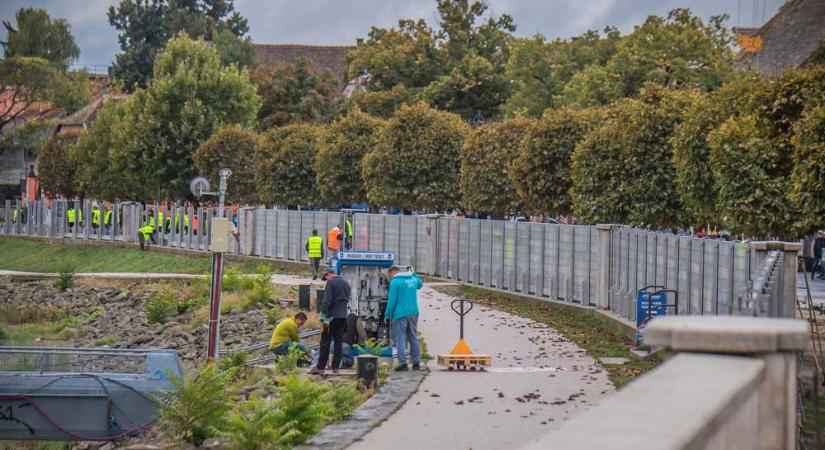 Árvíz a Dunakanyarban: Kisoroszit egy hétre is elzárhatja a víz a külvilágtól, Szentendrén áll a mobilgát, Nagymaroson már utcákat is le kellett zárni