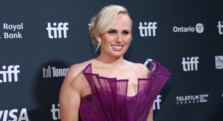 Rebel Wilson kislányával vonult a torontói filmfesztivál vörös szőnyegén