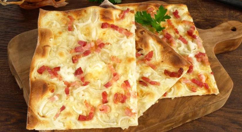 A vékony tésztájú német pizza receptje: tejfölös alapra kerül a többi feltét