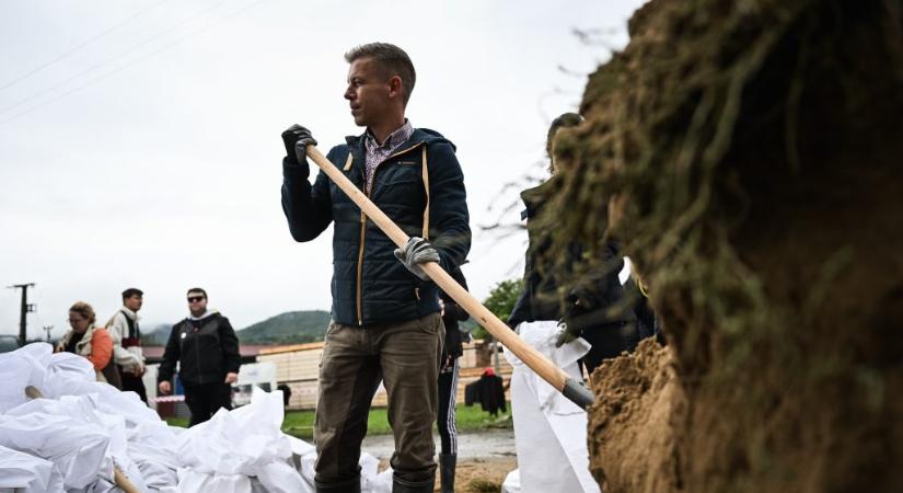 Magyar Péter minden szerződéses és tartalékos katonát a gátakhoz vezényelne