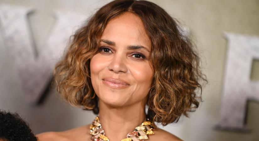 Csak némi csipke takarja az 58 éves Halle Berry testét