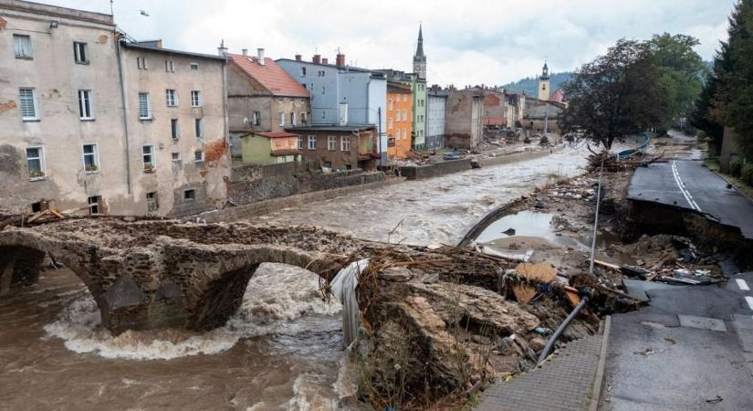 Árvíz: átszakadt a lengyel gát egy húszezres településnél, a második emeletig árasztott el mindent – videó