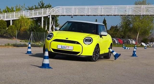 Mit tud a bóják között a villanyhajtású Mini Cooper?