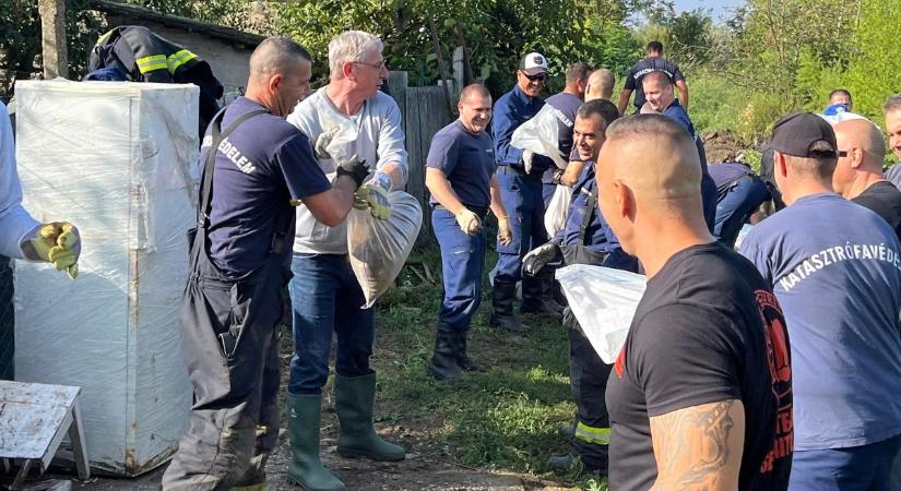 Gyurcsány Ferenc a katasztrófavédelem embereivel építi a gátat – fotók