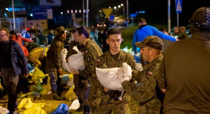 Nagy erőkkel küzdenek az ár ellen Lengyelország délnyugati részén  videó