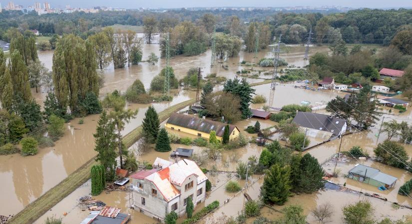 VIDEÓ: Akkora az áradás, hogy tóvá duzzadt az Elba folyó Csehországban