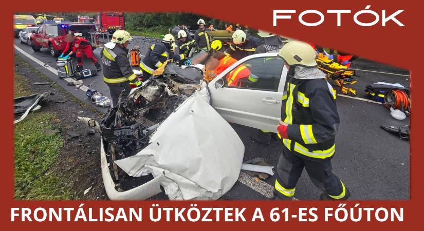 Frontálisan ütközött két személyautó a 61-es főúton