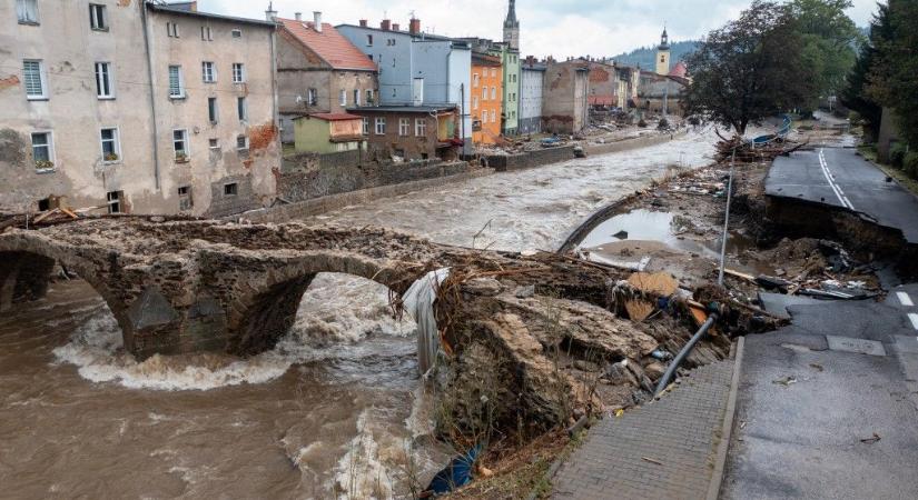 Átszakadt egy gát Lengyelországban, húszezres települést evakuálhatnak  videó