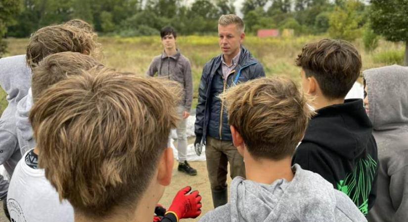 Magyar Péter nem megy el csütörtök este az M1 élő adásába, inkább a Római-parton várja Orbán Balázst, hogy együtt homokzsákot töltsenek