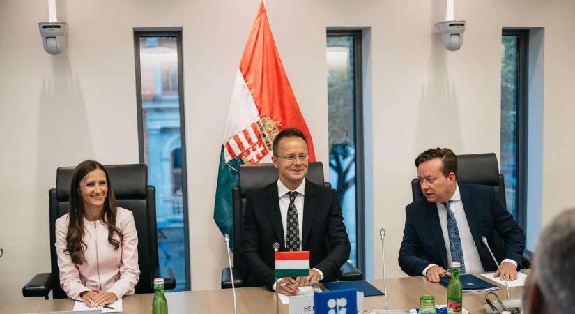 Hungary FM: Matter of Crude Supply Mustn't Be Politicized