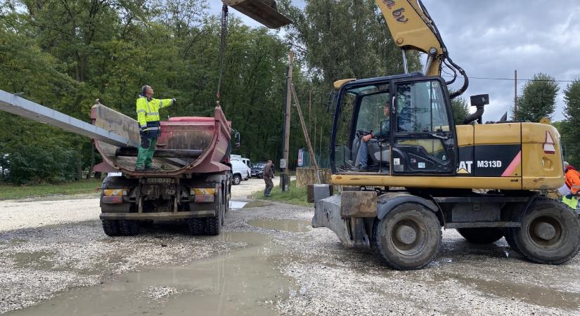 Készülnek a 2-es út lezárására Sződligetnél, iskolai szünetet is kér a polgármester az árvíz miatt