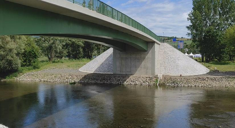 Lezárták a Helemba-Ipolydamásd közti új hidat, este lezárják a Garamkövesd és Helemba közti vasúti viaduktot is