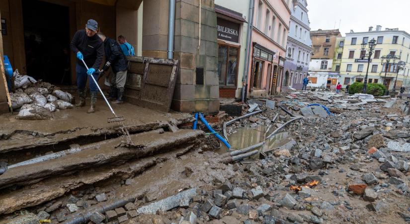 Most érkezett: Nagy a baj, átszakadt a gát, 25 ezres települést öntött el az áradás - az árvízhelyzet legsokkolóbb videója