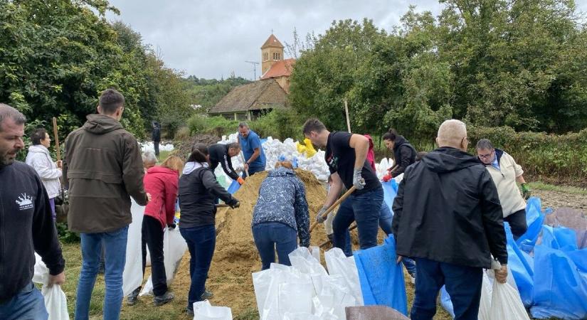 Magyar Péter hiányolja a katonákat a gátakról, ismét Orbán Viktornak üzent