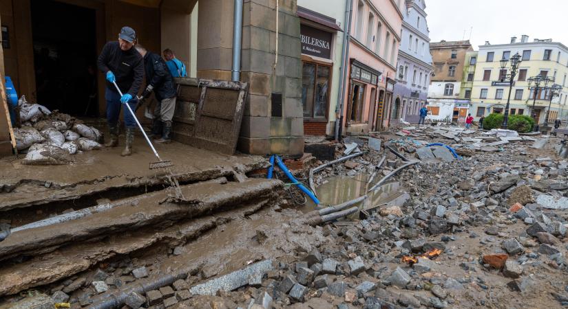 Óriási a pusztítás: átszakadt a gát, 25 ezres települést öntött el az áradás (videó)