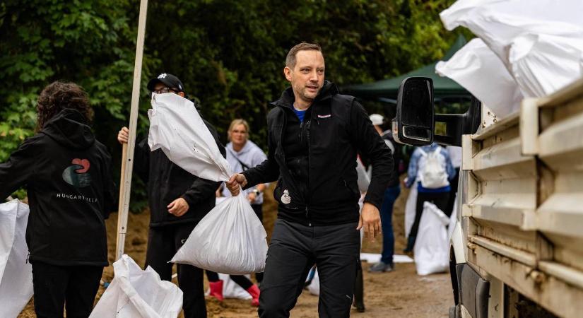 Azbej Tristan és a Hungary Helps csapata Dunabogdányban segít a gátakon