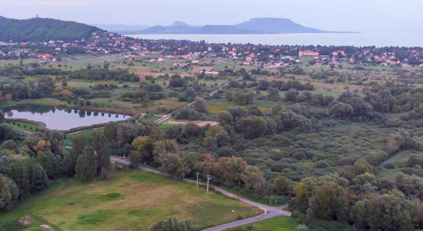 Kettős átok sújtja a Balatont: távol maradnak a magyar családok, ebből nehéz lesz felállni