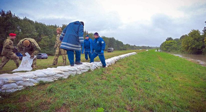 Debreceni vízügyesek és katonák is segítenek az árvízi védekezésben