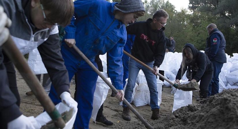 Több ezer fiatal vesz részt az árvízi védekezésben, önkéntes krediteket kapnak