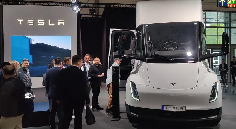 Itt az európai premier: Hannoverbe érkezett a Tesla Semi